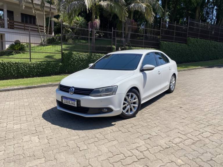 VOLKSWAGEN - JETTA - 2013/2013 - Branca - R$ 61.900,00